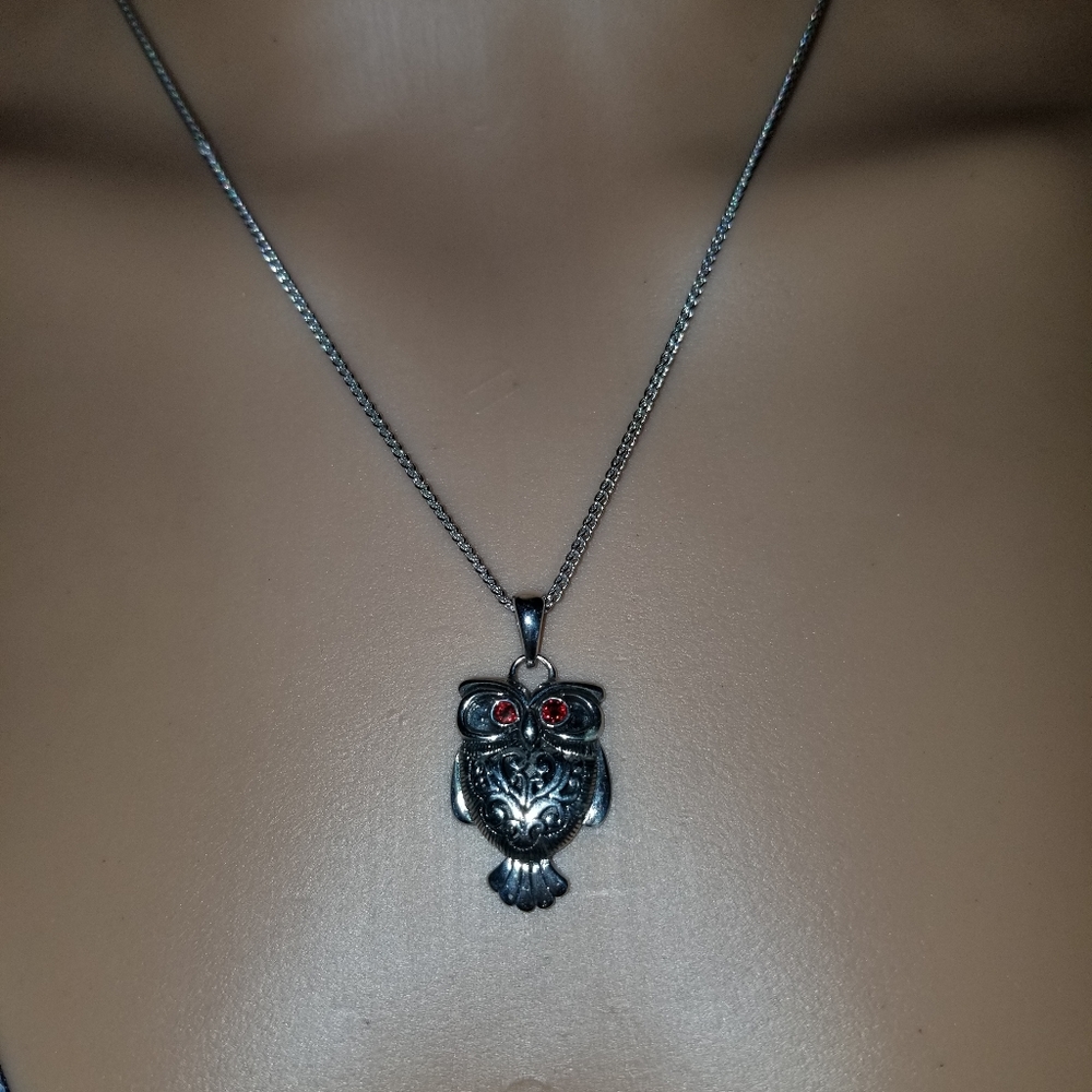 Sevil 925 Garnet Filigree Owl Pendant/Chain
